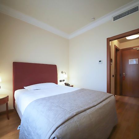 Monica Hotel Fiera برانيانا ميلانيسي المظهر الخارجي الصورة