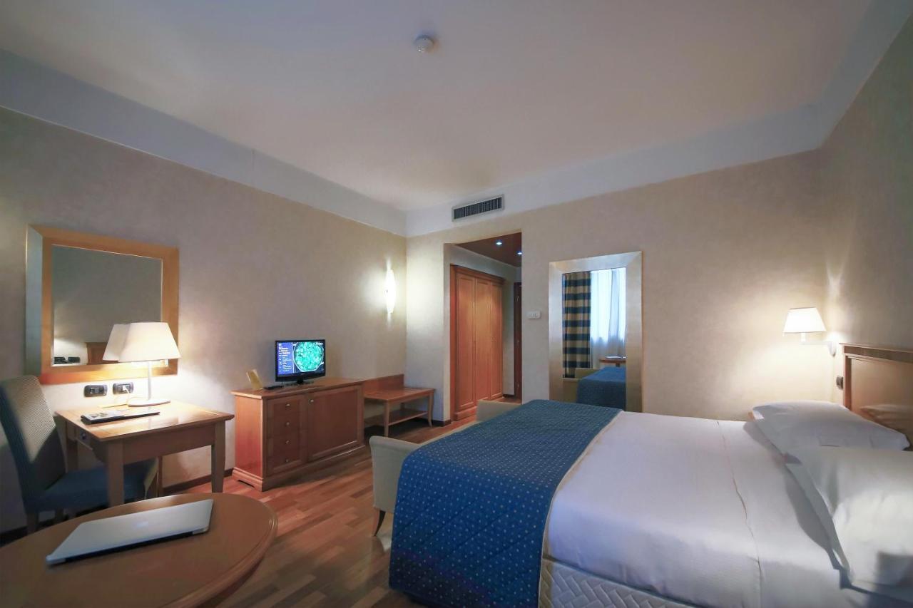 Monica Hotel Fiera برانيانا ميلانيسي المظهر الخارجي الصورة