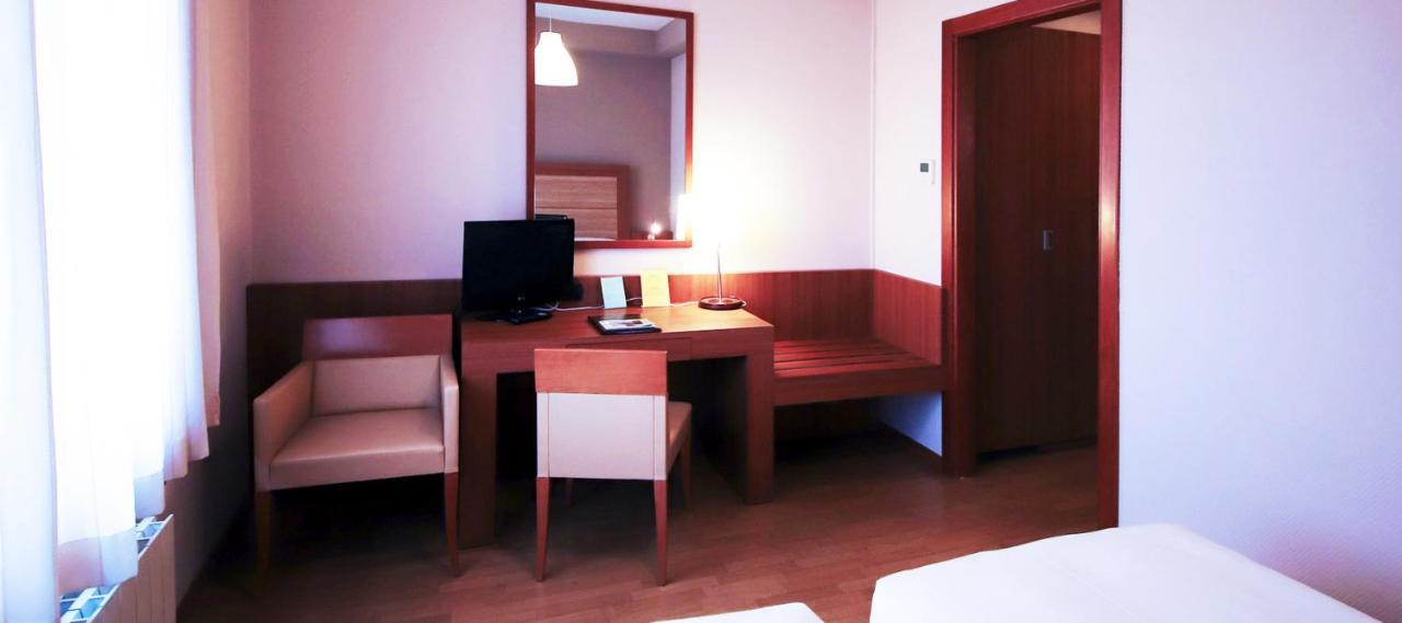 Monica Hotel Fiera برانيانا ميلانيسي المظهر الخارجي الصورة