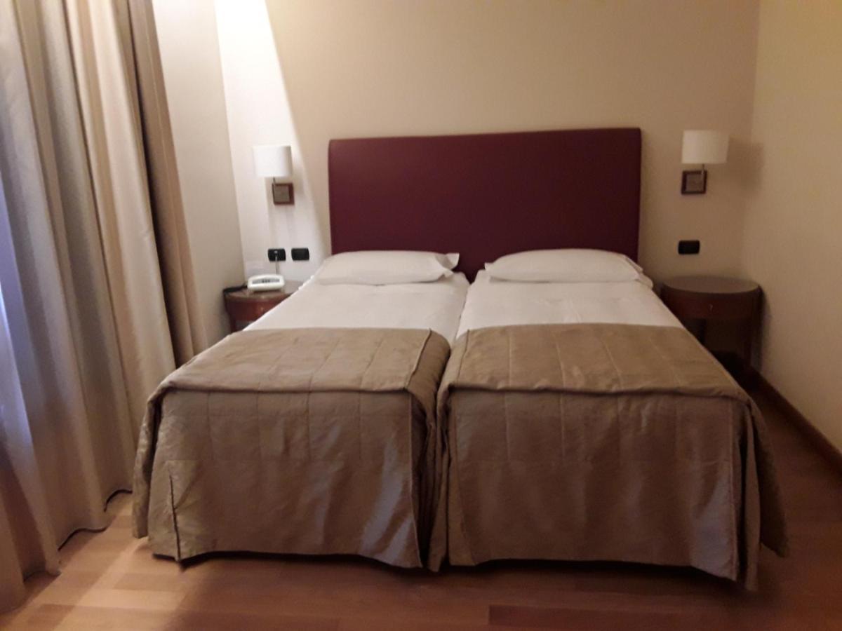 Monica Hotel Fiera برانيانا ميلانيسي المظهر الخارجي الصورة