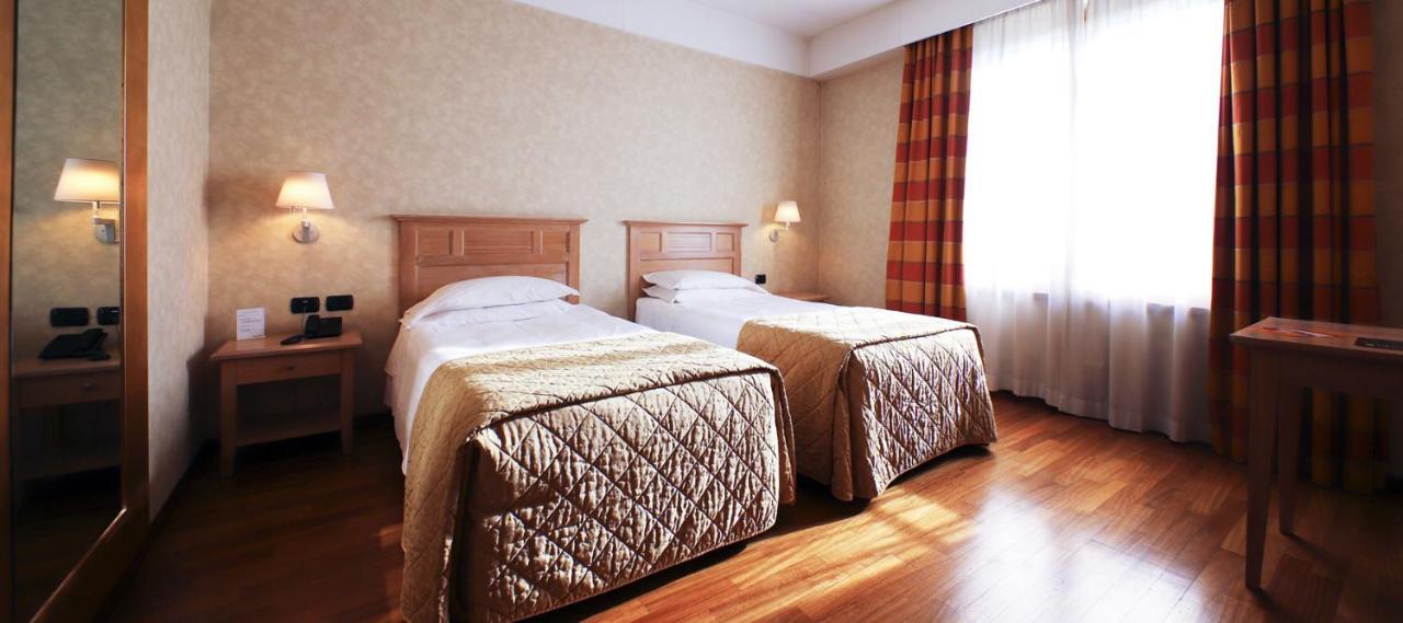 Monica Hotel Fiera برانيانا ميلانيسي المظهر الخارجي الصورة