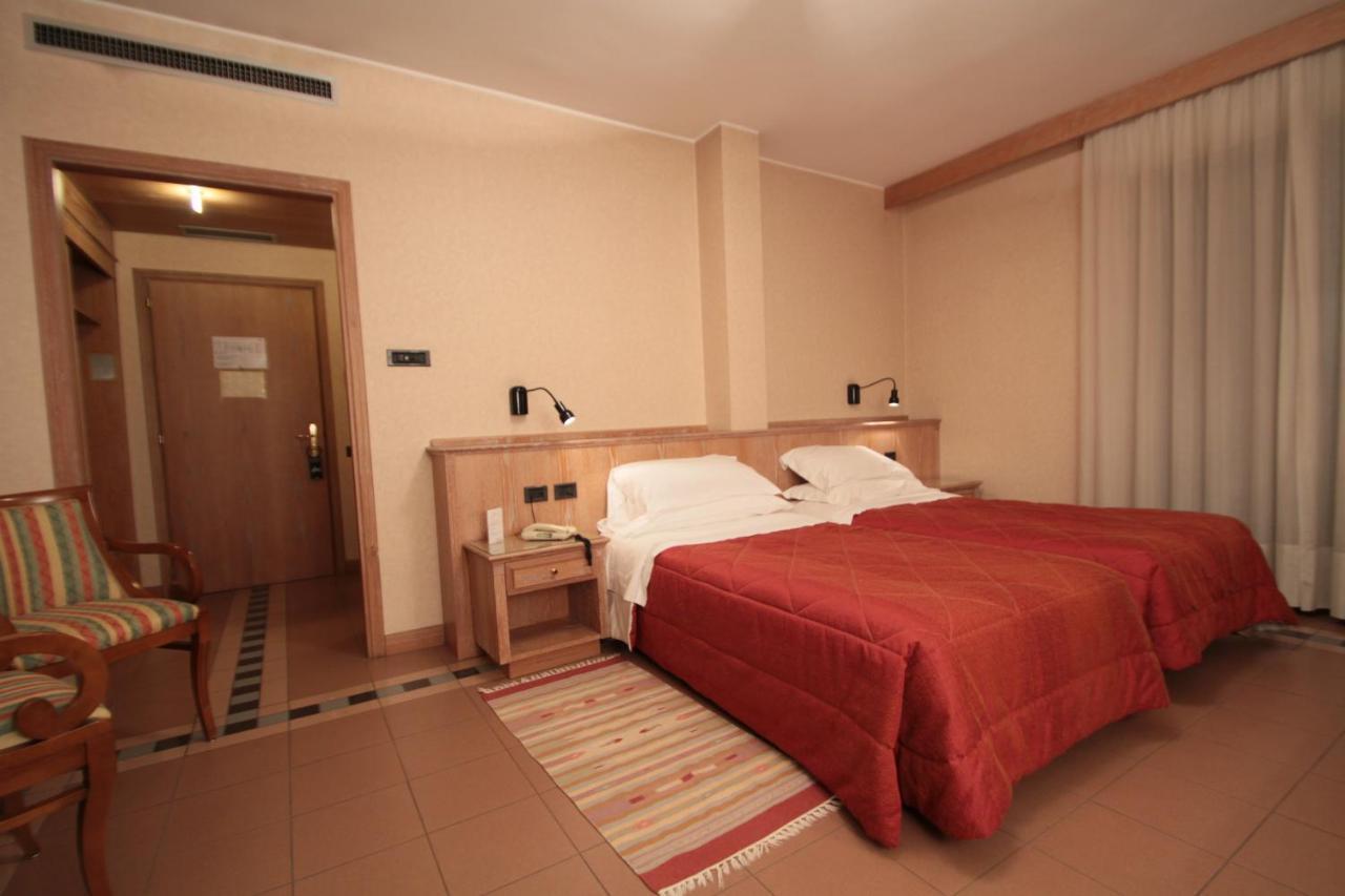 Monica Hotel Fiera برانيانا ميلانيسي المظهر الخارجي الصورة