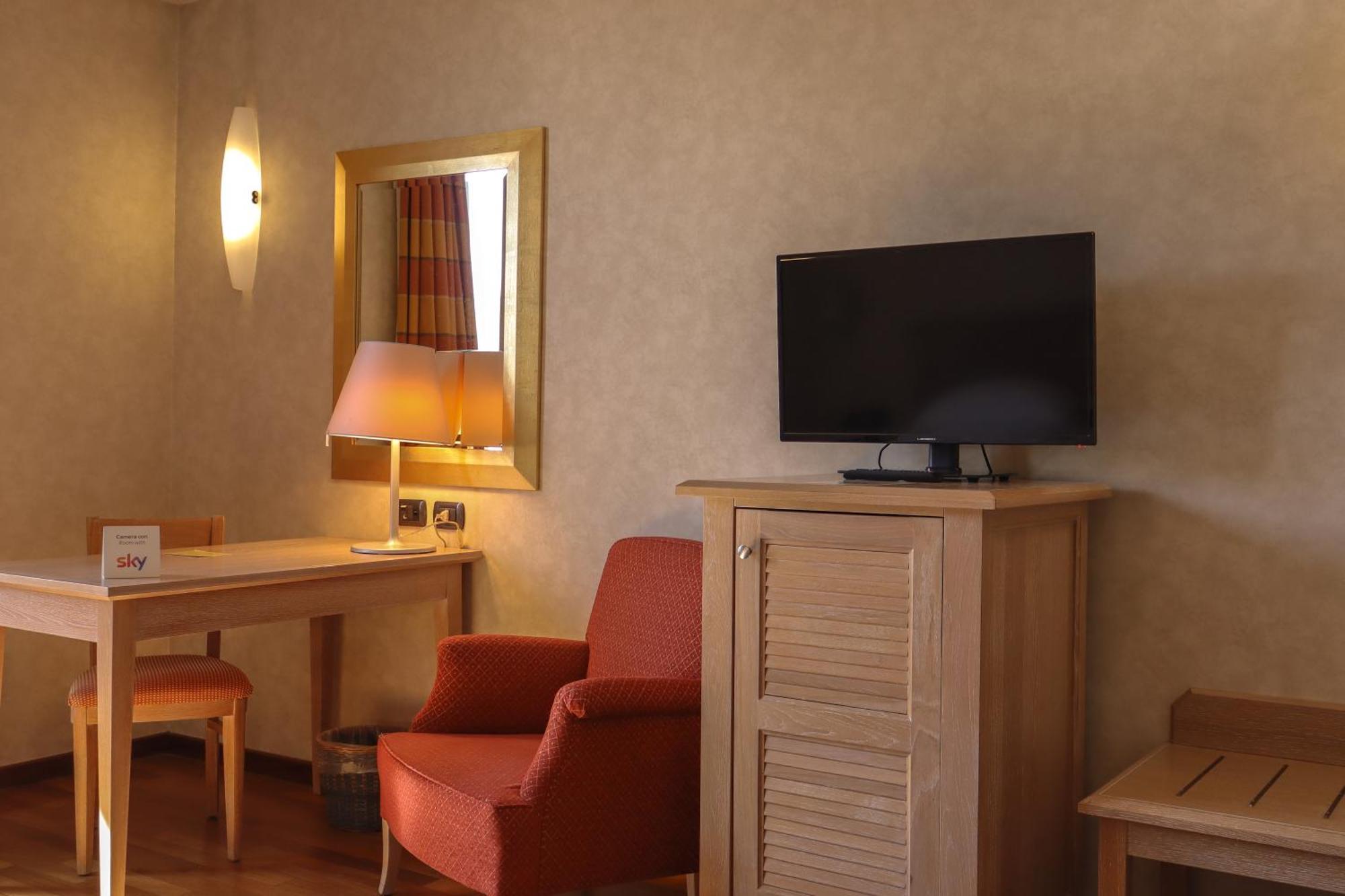 Monica Hotel Fiera برانيانا ميلانيسي المظهر الخارجي الصورة