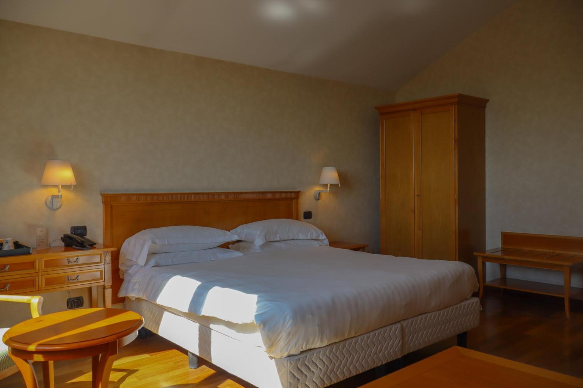 Monica Hotel Fiera برانيانا ميلانيسي المظهر الخارجي الصورة