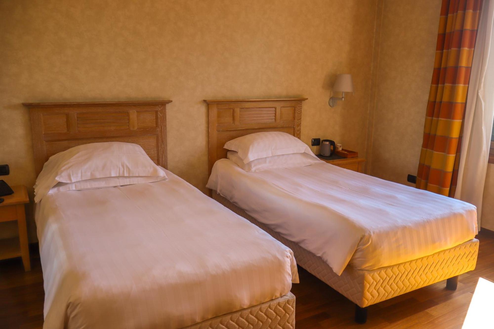 Monica Hotel Fiera برانيانا ميلانيسي المظهر الخارجي الصورة