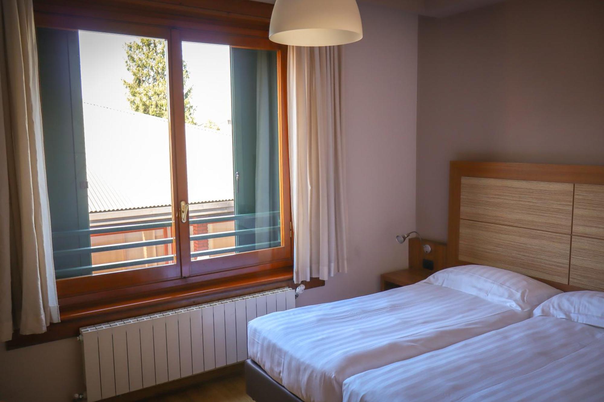 Monica Hotel Fiera برانيانا ميلانيسي الغرفة الصورة