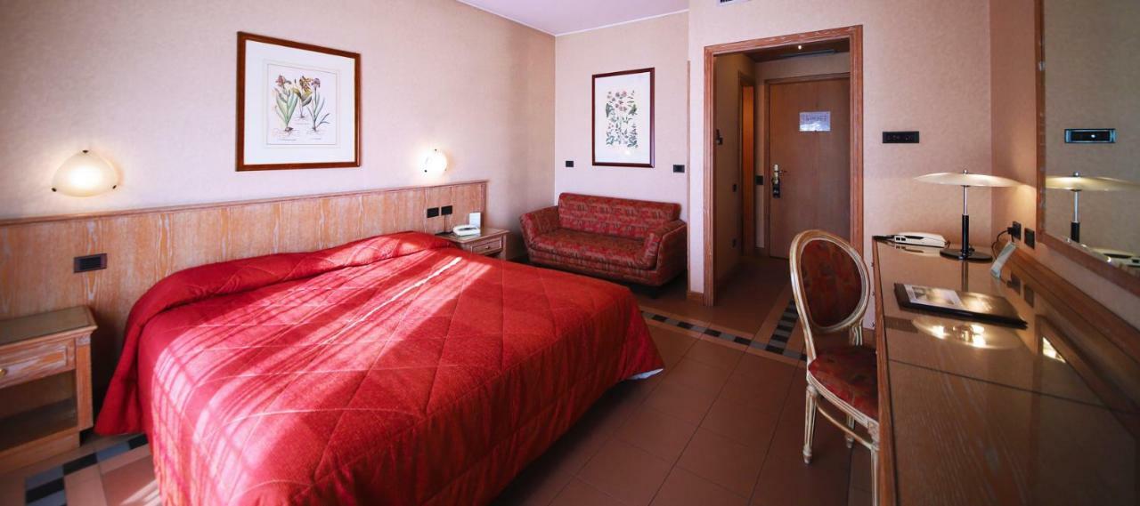 Monica Hotel Fiera برانيانا ميلانيسي المظهر الخارجي الصورة