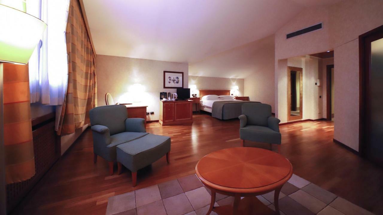 Monica Hotel Fiera برانيانا ميلانيسي المظهر الخارجي الصورة