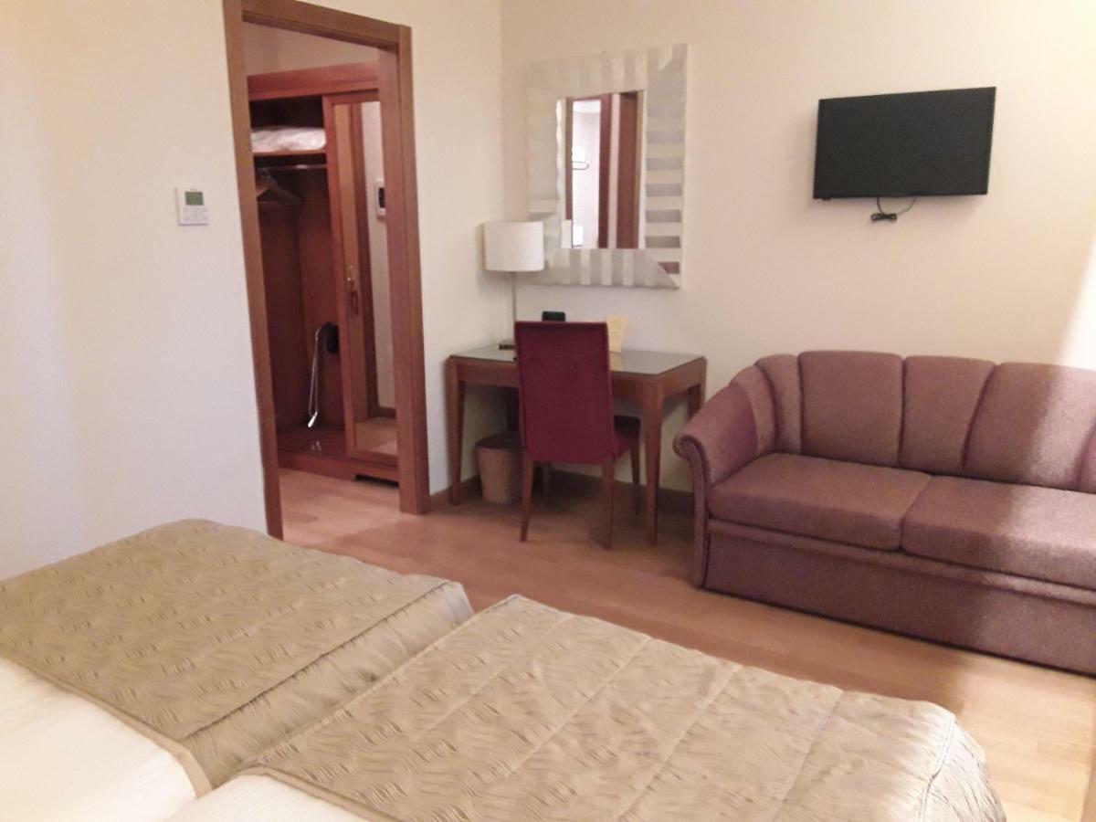 Monica Hotel Fiera برانيانا ميلانيسي المظهر الخارجي الصورة