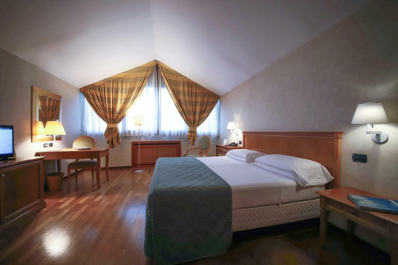 Monica Hotel Fiera برانيانا ميلانيسي المظهر الخارجي الصورة