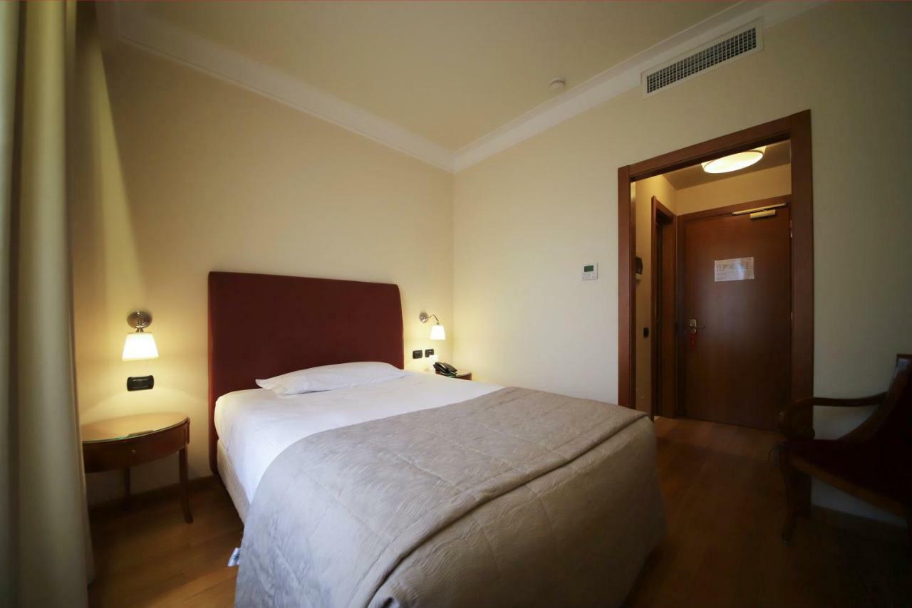 Monica Hotel Fiera برانيانا ميلانيسي المظهر الخارجي الصورة