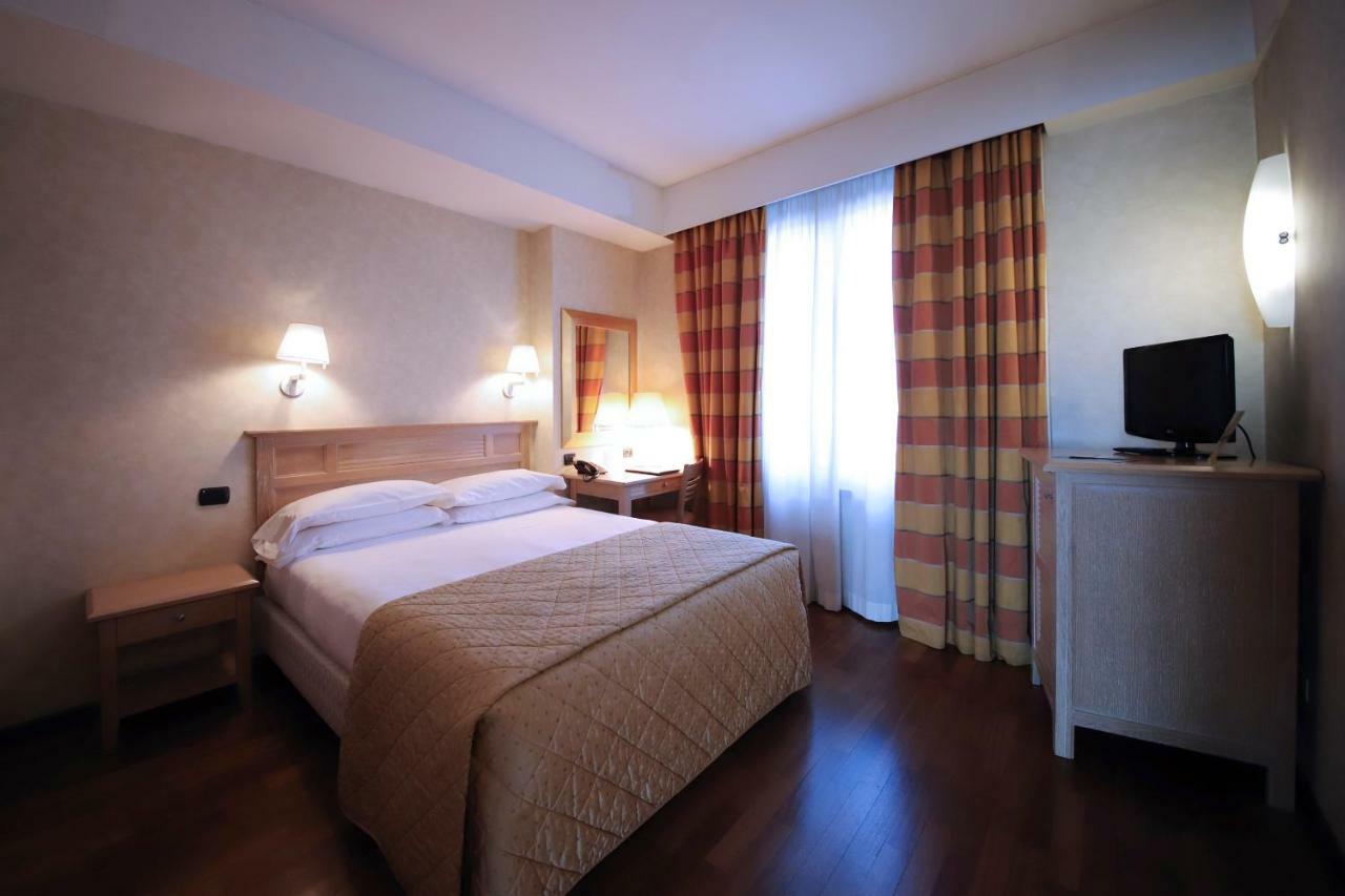 Monica Hotel Fiera برانيانا ميلانيسي المظهر الخارجي الصورة
