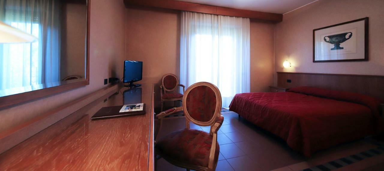 Monica Hotel Fiera برانيانا ميلانيسي المظهر الخارجي الصورة