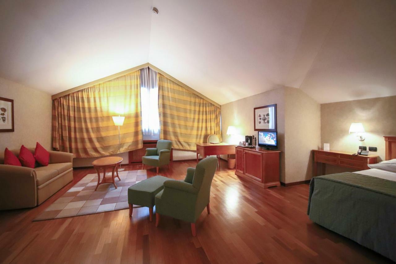 Monica Hotel Fiera برانيانا ميلانيسي المظهر الخارجي الصورة