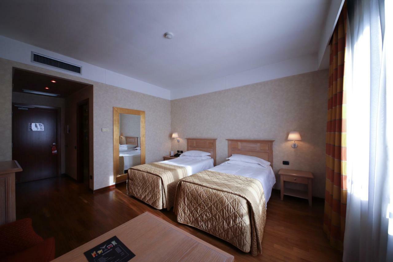 Monica Hotel Fiera برانيانا ميلانيسي المظهر الخارجي الصورة