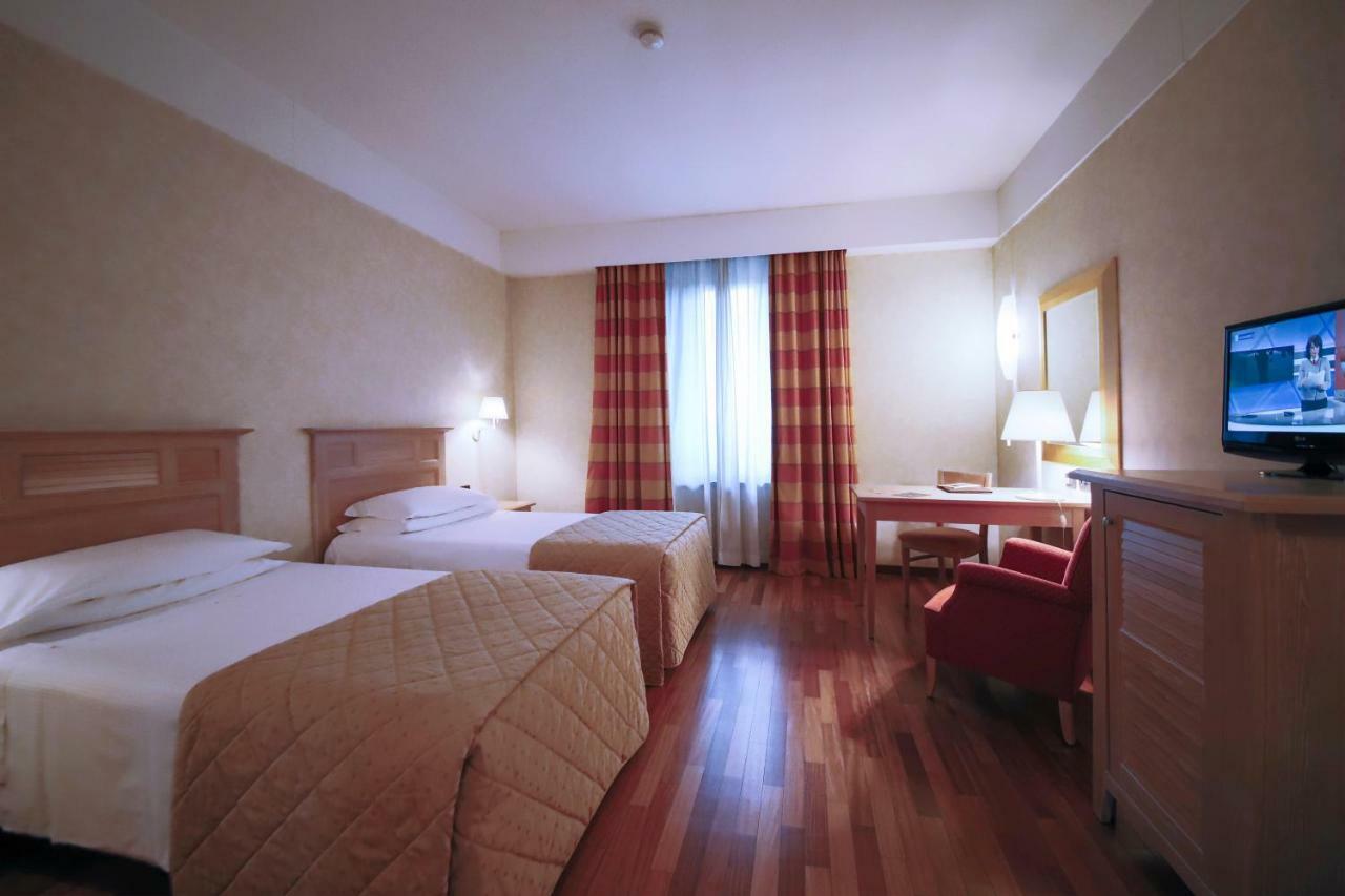 Monica Hotel Fiera برانيانا ميلانيسي المظهر الخارجي الصورة