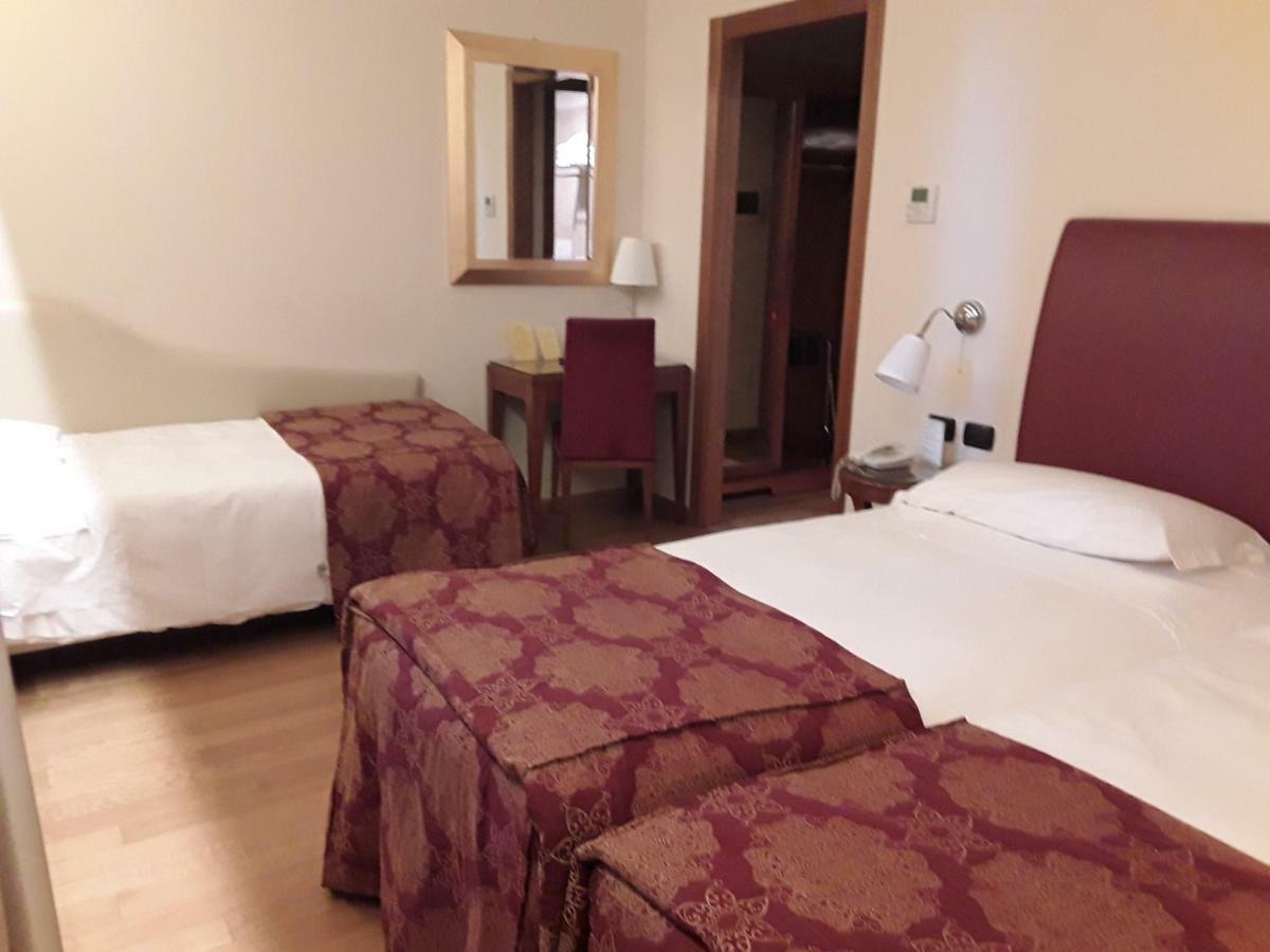 Monica Hotel Fiera برانيانا ميلانيسي المظهر الخارجي الصورة